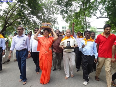 CHINMAYA JYOTI YATRA WITH DIGNITORIES.jpg